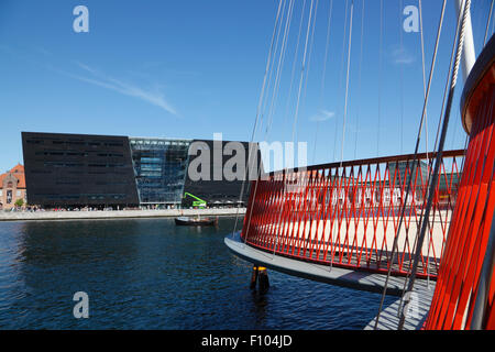Cirkelbroen, le Cercle pont, conçu par l'artiste Olafur Eliasson enjambant le canal Christianshavn. Le Black Diamond, Den Sorte Diamant, dans l'arrière-plan. Banque D'Images