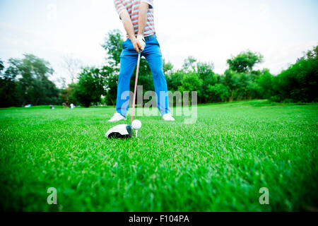 Golfeur s'apprête à prendre un coup. Photo grand angle Banque D'Images