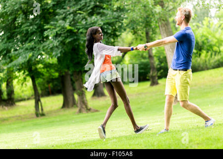 Beau couple dancing en plein air dans un parc voir de la joie et l'amour Banque D'Images