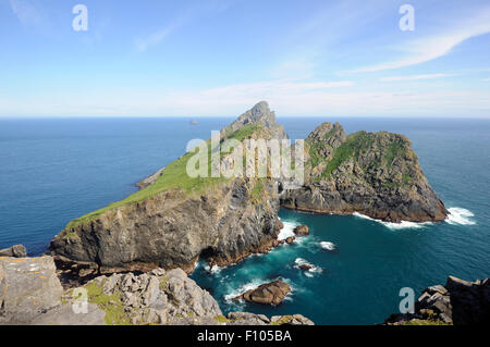 L'île de Dun de la pointe sud de hirta. Ces deux îles font partie de l'archipel de St Kilda. Stac Levenish aussi Banque D'Images