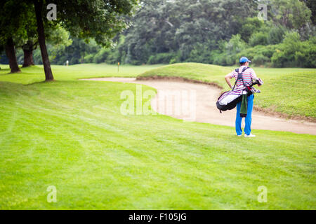 Équipements en portant son golfeur sur une belle journée ensoleillée Banque D'Images