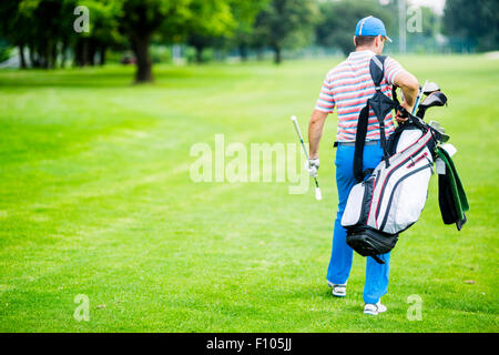 Équipements en portant son golfeur sur une belle journée ensoleillée Banque D'Images