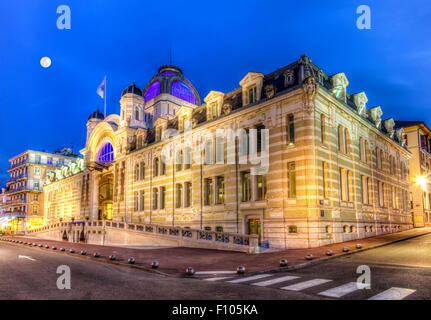 Centre culturel et de conférence Palais Lumière de nuit, Evian, France Banque D'Images