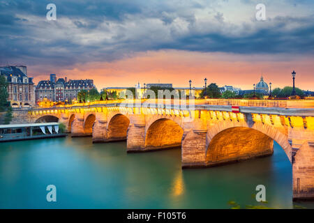 Paris. Image de le Pont Neuf, le plus ancien pont sur la Seine à Paris, France. Banque D'Images