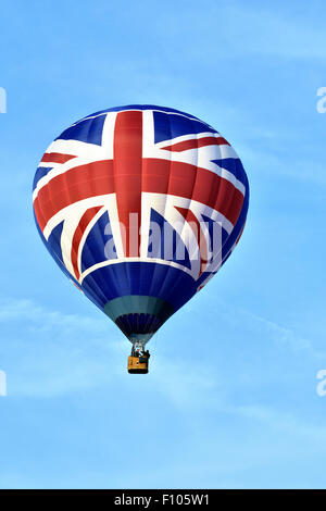 Union jack de montgolfières à thème prises le jour de l'été contre un ciel bleu à la Bristol Balloon Fiesta 2015 uk Banque D'Images