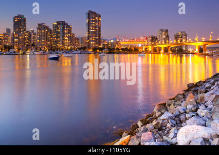 Le skyline de Vancouver, Colombie-Britannique, Canada d'un bout à l'eau au crépuscule. Banque D'Images