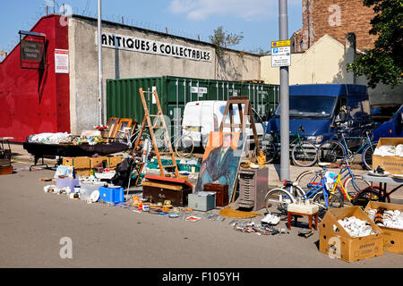 Bric à brac à vendre et affichée sur la rue au Barras, le célèbre marché de la rue de Glasgow, Écosse, Royaume-Uni Banque D'Images