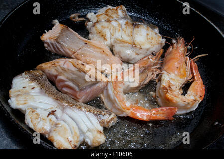 Fruits de mer frits Crevettes Homard sur poêle Banque D'Images