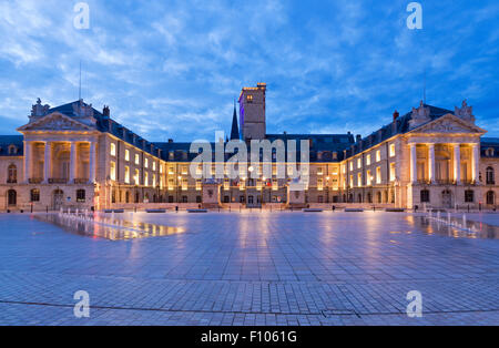 Palais des Ducs et des Etats de Bourgogne. Libre à prendre le soir. Banque D'Images