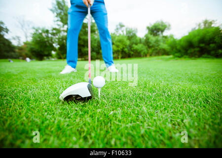 Golfeur s'apprête à prendre un coup. Gros plan et photo grand angle Banque D'Images