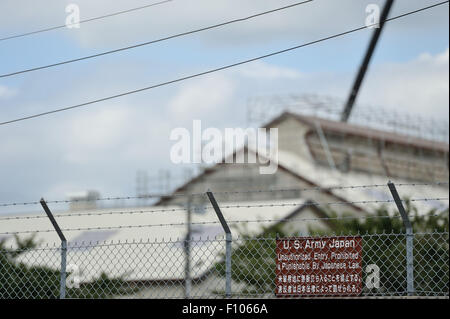 Sagamihara (Japon). Août 24, 2015. U.S. Army Depot est général Sagami vu à Sagamihara, quelque 40 kilomètres au sud-ouest de Tokyo, le 24 août 2015. Plusieurs explosions et un grand incendie a détruit un entrepôt à l'intérieur de la base militaire américaine tôt lundi, mais il n'y a pas eu de blessés. Credit : Masahiro Tsurugi/AFLO/Alamy Live News Banque D'Images