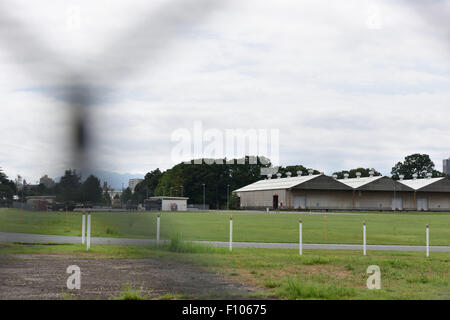 Sagamihara (Japon). Août 24, 2015. U.S. Army Depot est général Sagami vu à Sagamihara, quelque 40 kilomètres au sud-ouest de Tokyo, le 24 août 2015. Plusieurs explosions et un grand incendie a détruit un entrepôt à l'intérieur de la base militaire américaine tôt lundi, mais il n'y a pas eu de blessés. Credit : Masahiro Tsurugi/AFLO/Alamy Live News Banque D'Images