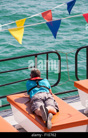 Man relaxing on plaisir voile le soleil brille, à Bournemouth Air Festival en août Banque D'Images