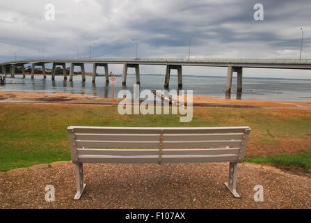 Banc vide à plage. San Remo, Victoria, Australie. Banque D'Images