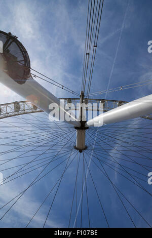 London Eye prises par le dessous montrant l'essieu et rayons. Banque D'Images