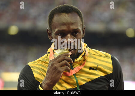 Beijing, Chine. Août 24, 2015. En Jamaïque, le médaillé d'or Usain Bolt pose au cours de la cérémonie de l'événement le 100 m au Championnats du monde IAAF 2015 à 'nid d'oiseau' Stade national de Beijing, capitale de la Chine, le 24 août, 2015. Credit : Gong Lei/Xinhua/Alamy Live News Banque D'Images