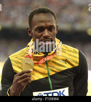 Beijing, Chine. Août 24, 2015. En Jamaïque, le médaillé d'or Usain Bolt pose au cours de la cérémonie de l'événement le 100 m au Championnats du monde IAAF 2015 à 'nid d'oiseau' Stade national de Beijing, capitale de la Chine, le 24 août, 2015. Credit : Gong Lei/Xinhua/Alamy Live News Banque D'Images