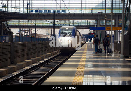 Un train express entrant dans la plate-forme de station en Corée du Sud Banque D'Images