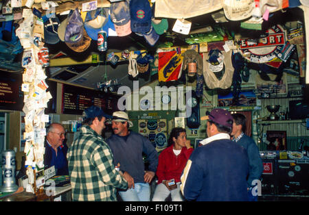 L'intérieur de la Outback pub au petit hameau de William Creek sur l'Oodnadatta Track, dans le sud de l'Australie, en 2000 Banque D'Images