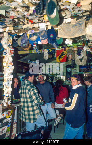 L'intérieur de la Outback pub au petit hameau de William Creek sur l'Oodnadatta Track, dans le sud de l'Australie, en 2000 Banque D'Images