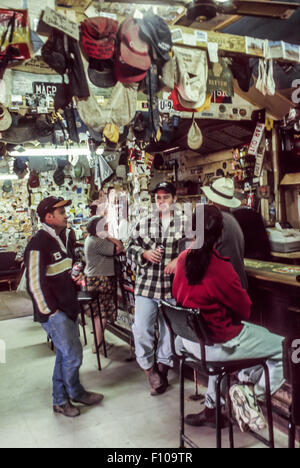 L'intérieur de la Outback pub au petit hameau de William Creek sur l'Oodnadatta Track, dans le sud de l'Australie, en 2000 Banque D'Images