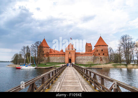 TRAKAI, LITUANIE - 29 avril 2015 : vue avant du château de Trakai sur l'île de Trakai qui construit au 14ème siècle par Kestutis. Banque D'Images