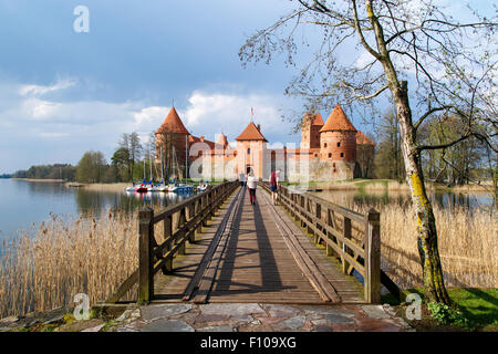 TRAKAI, LITUANIE - 29 avril 2015 : vue avant du château de Trakai sur l'île de Trakai qui construit au 14ème siècle par Kestutis. Banque D'Images