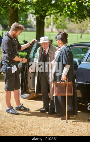 Le tournage du drame de TVI s'efforcer à Oxford avec auteur Colin Dexter (C) comme il arrive sur le plateau. Banque D'Images