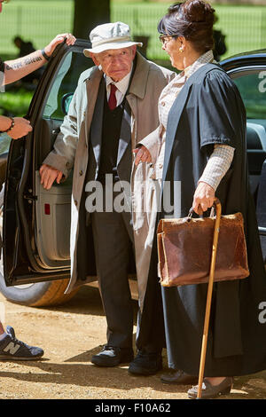 Le tournage du drame de TVI s'efforcer à Oxford avec auteur Colin Dexter (C) comme il arrive sur le plateau. Banque D'Images