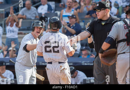 New York, USA. 23 août, 2015. JACOBY ELLSBURY des Yankees score dans la 7e manche, NY Yankees contre les Indians de Cleveland, Yankee Stadium, dimanche 23 août, 2015. Credit : Bryan Smith/ZUMA/Alamy Fil Live News Banque D'Images