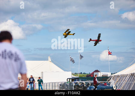 De Havilland Tiger Moth biplans prennent part à un affichage à l'2015 festival du volant de Bicester Banque D'Images