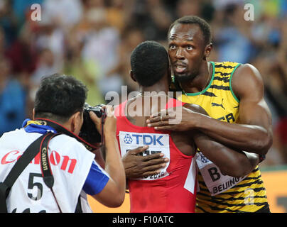 Beijing, Chine. Août 24, 2015. Beijing, Chine. Août 23, 2015. Usain Bolt en Jamaïque (R) est félicité par deuxième placé Justin Gatlin (C) des Etats-Unis après avoir remporté la médaille d'or dans l'épreuve du 100m lors de la finale des Championnats du monde IAAF 2015 Beijing au Stade National, également connu sous le nom de nid d'oiseau, à Beijing, Chine, 23 août 2015. © AFP PHOTO alliance/Alamy Live News Crédit : afp photo alliance/Alamy Live News Banque D'Images