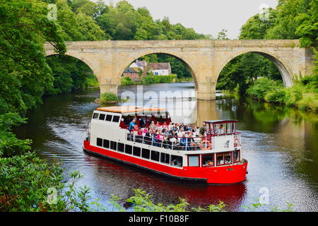 Bateau de croisière sur la rivière Wear, Durham, Angleterre. Prebends Bridge en arrière-plan. Banque D'Images