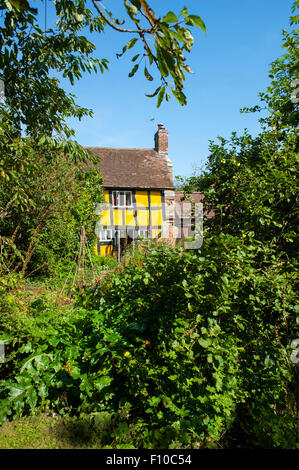 Maison à pans de bois durant l'été dans le Worcestershire, Angleterre. Banque D'Images