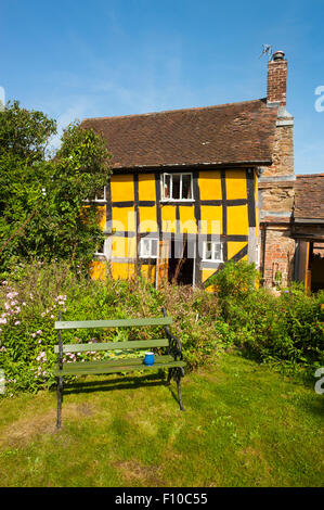 Maison à pans de bois durant l'été dans le Worcestershire, Angleterre. Banque D'Images