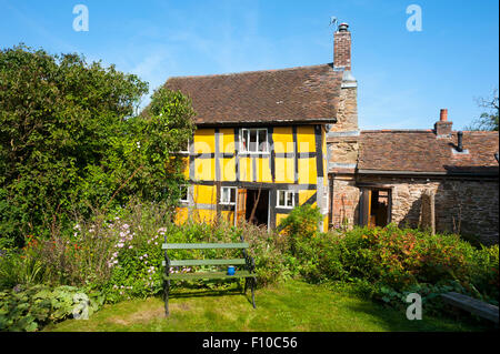 Maison à pans de bois durant l'été dans le Worcestershire, Angleterre. Banque D'Images