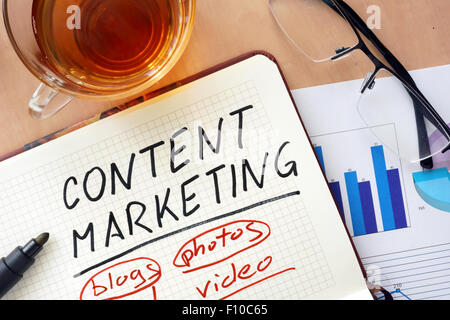 Le bloc-notes avec word contenu concept marketing et verres Banque D'Images