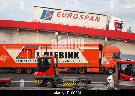 Véhicules de transport de marchandises lourdes de débarquement Stena Lines Ferry, crochet d'Hollande, Pays-Bas Banque D'Images