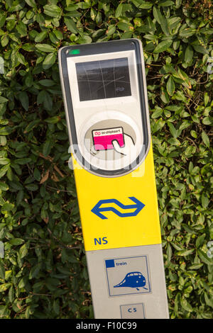 Billet de train Chipkaart scanner, Pays-Bas Banque D'Images
