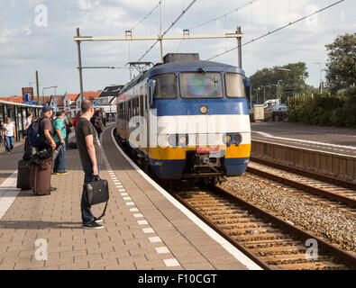 Passager Sprinter train arrivant en crochet, plate-forme de la Hollande, Pays-Bas Banque D'Images