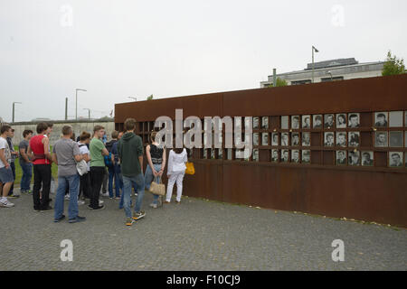 Le Mémorial du Mur de Berlin est le site central memorial de division allemande, Bernauer Strasse, le dernier morceau de mur de Berlin. Banque D'Images