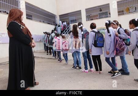 Douma, Cisjordanie, territoire palestinien. Août 24, 2015. Des étudiants palestiniens se tenir dans une ligne à leur école le matin du premier jour de la nouvelle année étudier dans le village cisjordanien de Douma, près de Naplouse, le 24 août 2015 Credit : Shadi Jarar'Ah/APA/Images/fil ZUMA Alamy Live News Banque D'Images