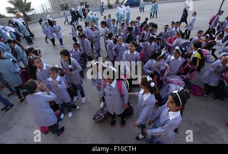 Douma, Cisjordanie, territoire palestinien. Août 24, 2015. Des étudiants palestiniens se tenir dans une ligne à leur école le matin du premier jour de la nouvelle année étudier dans le village cisjordanien de Douma, près de Naplouse, le 24 août 2015 Credit : Shadi Jarar'Ah/APA/Images/fil ZUMA Alamy Live News Banque D'Images