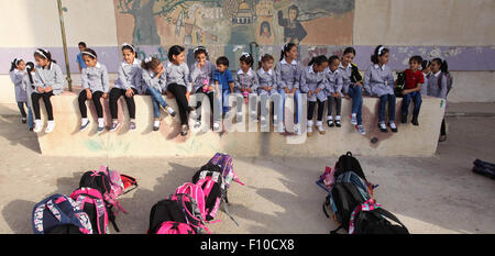 Douma, Cisjordanie, territoire palestinien. Août 24, 2015. Des étudiants palestiniens s'asseoir dans une ligne à leur école le matin du premier jour de la nouvelle année étudier dans le village cisjordanien de Douma, près de Naplouse, le 24 août 2015 Credit : Shadi Jarar'Ah/APA/Images/fil ZUMA Alamy Live News Banque D'Images