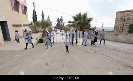 Douma, Cisjordanie, territoire palestinien. Août 24, 2015. Des étudiants palestiniens se tenir dans une ligne à leur école le matin du premier jour de la nouvelle année étudier dans le village cisjordanien de Douma, près de Naplouse, le 24 août 2015 Credit : Shadi Jarar'Ah/APA/Images/fil ZUMA Alamy Live News Banque D'Images