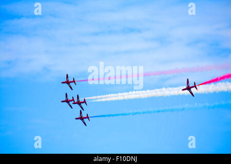 Effet pictural de flèches rouges qui se produiront au Festival de l'Air 2015 à Bournemouth Bournemouth, Dorset UK en Août Banque D'Images