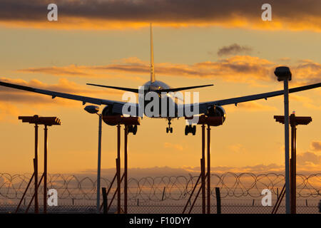 Un Boeing 777-300 de Cathay Pacific ER atterrit sur la piste 27 de l'aéroport de London Heathrow à droite. Banque D'Images