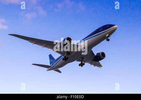 L'Azerbaïdjan Airlines Boeing 787-800 reg. VP-BBR atterrit sur la piste de Londres Heathrow 27R Banque D'Images