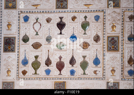 Jaipur, Inde. Le Fort Amber, pierre semi précieuse en forme de bouteilles marqueterie. Banque D'Images