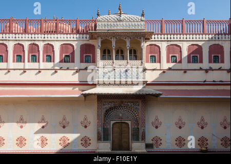 Jaipur, Inde. Le palais de ville Pritam Niwas Chowk cour intérieure ; détail de la porte sud-ouest de Lotus, dédié au dieu Shiva-Parvati peint avec des fleurs et des pétales. Banque D'Images
